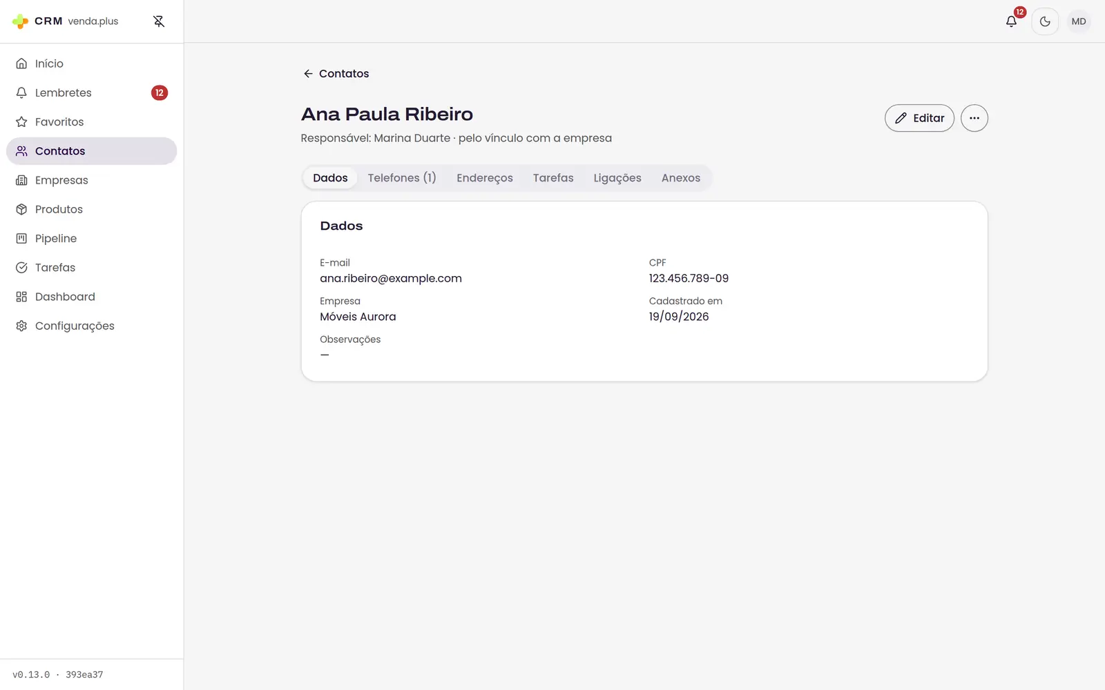 Ficha de um contato, com as abas de dados, telefones, endereços, tarefas, ligações e anexos.
