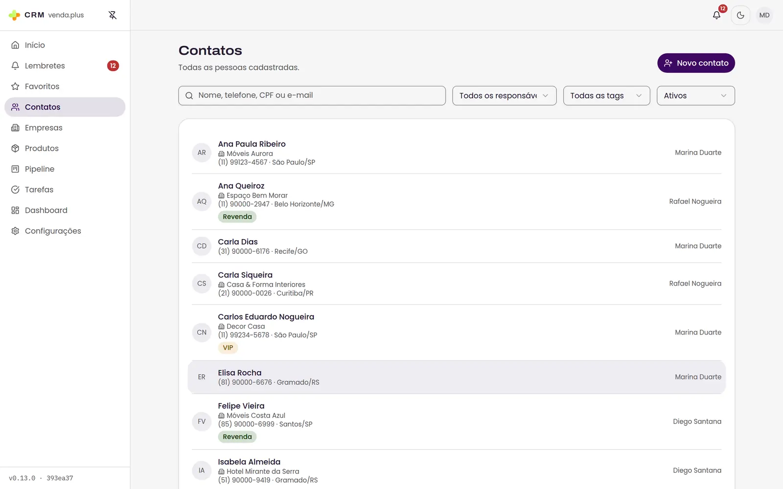 Lista de contatos com campo de busca, filtros por responsável e tag, e as colunas de nome, telefone e empresa.